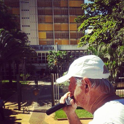Na passeata Manoel Oliveira reclama da justiça lenta