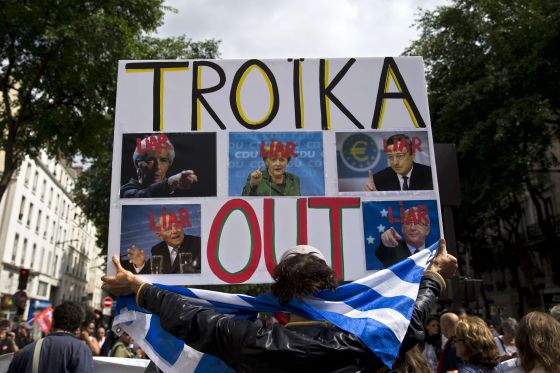 Manifestação contra a ‘troika’ e de apoio à Grécia, no dia 20 de junho, em Paris. / KENZO TRIBOUILLARD (AFP)